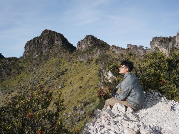 Santai di puncak menikmati pemandangan