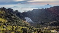 Sunrise di Puncak gunung Sumbing