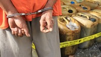 Tersangka dan barang bukti bahan bakar minyak (BBM) bersubsidi ditunjukkan saat rilis di Mapolres Nagan Raya, Aceh, Senin (5/9/2022).  