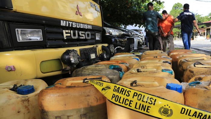 PENGUNGKAPAN KASUS PENYALAHGUNAAN BBM BERSUBSIDI DI ACEH Tersangka dan barang bukti bahan bakar minyak (BBM) bersubsidi ditunjukkan saat rilis di Mapolres Nagan Raya, Aceh, Senin (5/9/2022). Direktorat Reserse Kriminal Khusus (Ditreskrimsus) Polda Aceh sejak dua pekan terakhir berhasil mengungkap 17 kasus penyalahgunaan bahan bakar minyak (BBM) bersubsidi dengan barang bukti yang berhasil diamankan sebanyak 7.182 liter dari 23 pelaku. ANTARA FOTO/Syifa Yulinnas/rwa.