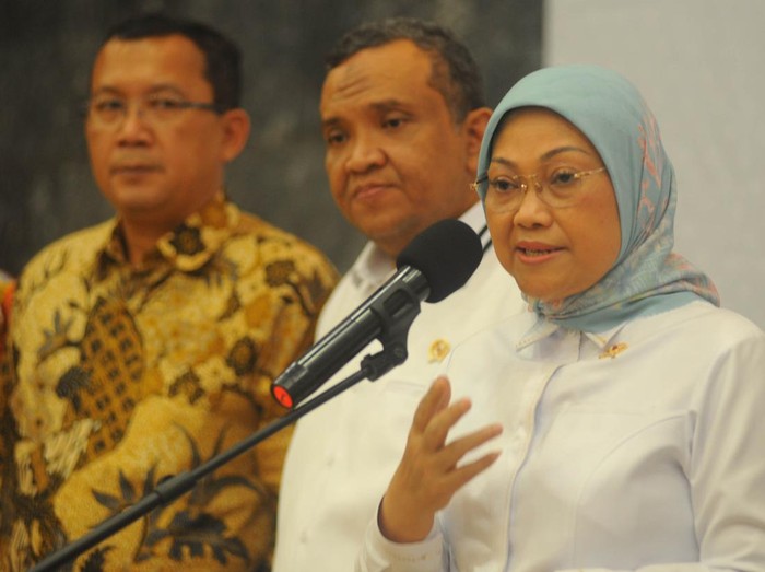 Menteri Ketenagakerjaan RI Ida Fauziah (kanan) berbincang-bincang dengan Direktur Utama PT Bank Tabungan Negara (Persero) Tbk, Haru Koesmahargyo (kiri) dan Wakil Menteri Ketenagakerjaan RI,  Afriansyah Noor (tengah) di sela -sela acara Penandatanganan Perjanjian Kerjasama Penyaluran Bantuan berupa Subsidi Gaji/ UPAH bagi Pekerja/Buruh tahun Anggaran 2022 di Jakarta, Selasa (6/9). Bank BTN resmi menjadi salah satu bank penyalur Bantuan Subsidi UPAH (BSU). BTN berkomitmen mendistribusikan BSU sesuai ketentuan Pemerintah kepada pekerja yang memenuhi syarat sebagai penerima BSU.
