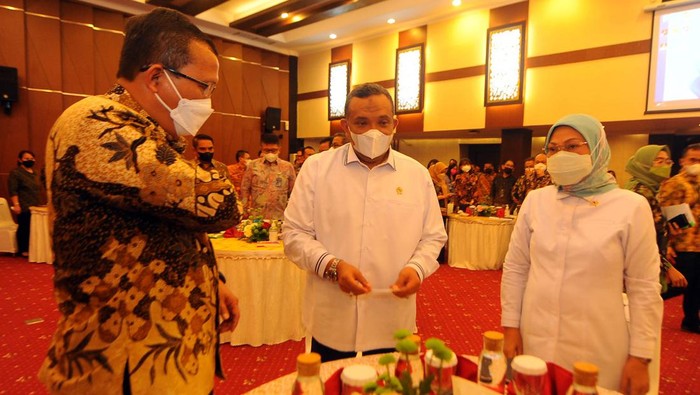 Penyaluran Bantuan Subsidi Upah Menteri Ketenagakerjaan RI Ida Fauziah (kanan) berbincang-bincang dengan Direktur Utama PT Bank Tabungan Negara (Persero) Tbk, Haru Koesmahargyo (kiri) dan Wakil Menteri Ketenagakerjaan RI, Afriansyah Noor (tengah) di sela -sela acara Penandatanganan Perjanjian Kerjasama Penyaluran Bantuan berupa Subsidi Gaji/ UPAH bagi Pekerja/Buruh tahun Anggaran 2022 di Jakarta, Selasa (6/9). Bank BTN resmi menjadi salah satu bank penyalur Bantuan Subsidi UPAH (BSU). BTN berkomitmen mendistribusikan BSU sesuai ketentuan Pemerintah kepada pekerja yang memenuhi syarat sebagai penerima BSU.
