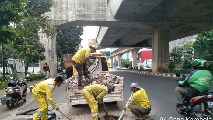 Perbaikan lubang di tengah Jalan Kapten P Tendean, Jaksel