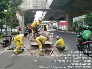Bina Marga Perbaiki Lubang Tengah Jalan Tendean Jaksel Dekat SJUT