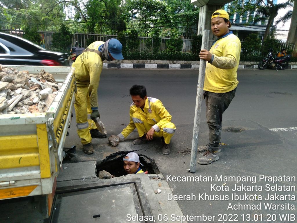 Perbaikan lubang di tengah Jalan Kapten P Tendean, Jaksel