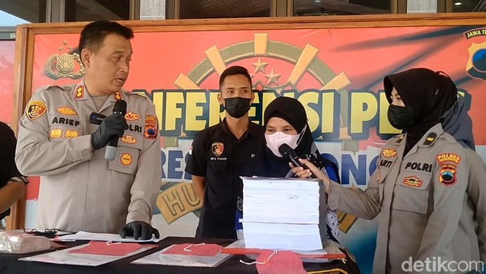 Pers rilis Polres Pekalongan terkait kasus penggelapan duit nasabah yang dilakukan teller bank, Selasa (6/9/2022).