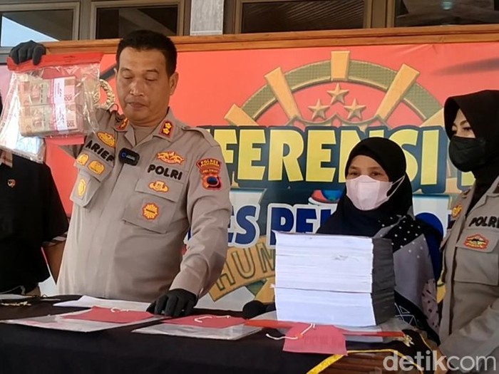 Pers rilis Polres Pekalongan terkait kasus penggelapan duit nasabah yang dilakukan teller bank, Selasa (6/9/2022).
