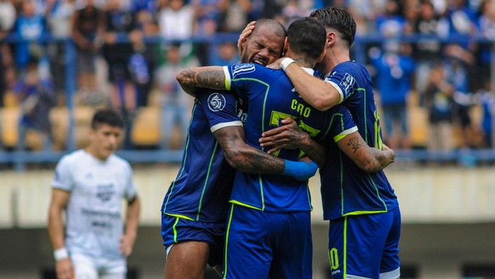 Pesepak Bola Persib Bandung David Da Silva (kiri), Ciro Alves (tengah) dan Marc Klok (kanan) melakukan seleberasi usai mencetak gol ke gawang Rans Nusantara FC pada pertandingan BRI Liga 1 di Stadion Gelora Bandung Lautan Api, Bandung, Jawa Barat, Minggu (4/9/2022). Pertandingan tersebut dimenangkan oleh Persib Bandung dengan skor 2-1. ANTARA FOTO/Raisan Al Farisi/hp.