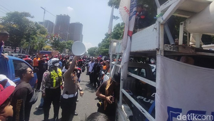 Petugas adu mulut dengan buruh di Surabaya