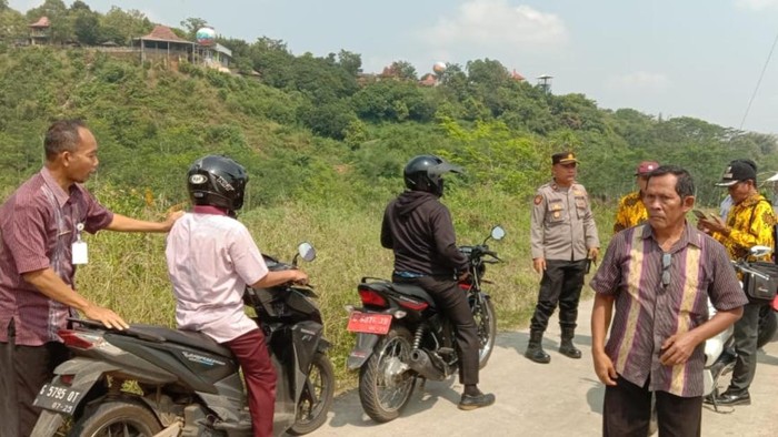 Petugas, Forkopimcam Talun, bersama pihak desa melakukan pengecekan ke lokasi-lokasi yang dikabarkan adanya pesawat jatuh, di Kabupaten Pekalongan, Selasa (6/9/2022).