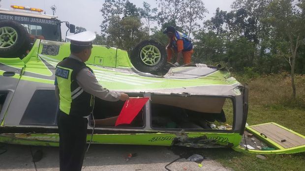 Petugas PJR Polda Jawa Timur melakukan olah TKP terbaliknya Elf di Tol Singosari