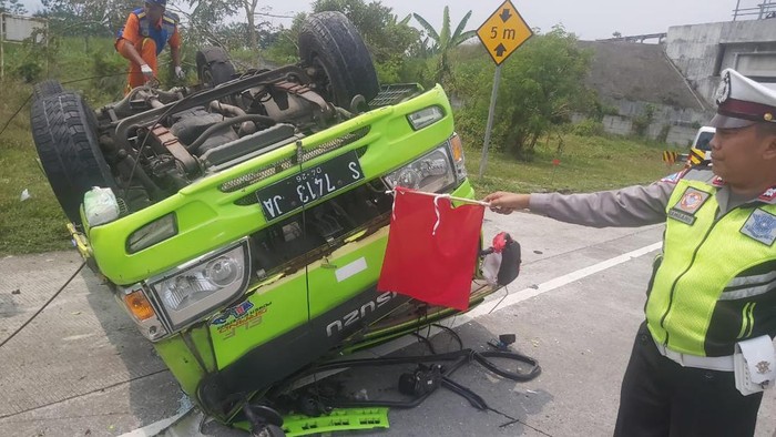 Petugas PJR Polda Jawa Timur melakukan olah TKP terbaliknya Elf di Tol Singosari
