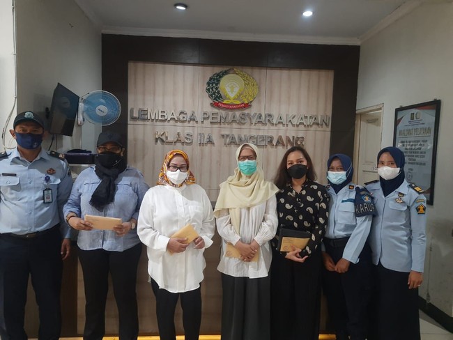 Saat bebas bersyarat pun sama. Bedanya, Pinangki tidak memakai rompi tahanan lagi. Dia juga tidak lagi memakai hijab saat bebas bersyarat dan tampak tetap glowing. Pinangki awalnya divonis 10 tahun penjara oleh majelis hakim pada Pengadilan Negeri Jakarta Pusat. Vonis tersebut kemudian disunat oleh Pengadilan Tinggi Jakarta menjadi 4 tahun penjara. Atas vonis itu, jaksa dan Pinangki tidak mengajukan kasasi. Foto: Dok. Instagram @pinangkit.