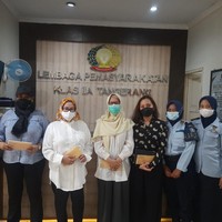 Saat bebas bersyarat pun sama. Bedanya, Pinangki tidak memakai rompi tahanan lagi. Dia juga tidak lagi memakai hijab saat bebas bersyarat dan tampak tetap glowing. Pinangki awalnya divonis 10 tahun penjara oleh majelis hakim pada Pengadilan Negeri Jakarta Pusat. Vonis tersebut kemudian disunat oleh Pengadilan Tinggi Jakarta menjadi 4 tahun penjara. Atas vonis itu, jaksa dan Pinangki tidak mengajukan kasasi. Foto: Dok. Instagram @pinangkit.