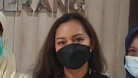 Saat bebas bersyarat pun sama. Bedanya, Pinangki tidak memakai rompi tahanan lagi. Dia tidak lagi memakai hijab saat bebas bersyarat. (dok. Istimewa)