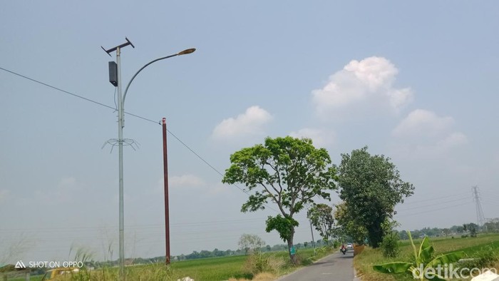 PJU tenaga surya di Kecamatan Juwiring, Klaten, yang baterai dan panelnya hilang, difoto pada Selasa (6/9/2022).