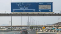 Masuk secara legal ke Arab Saudi dikontrol dengan sangat ketat. Dokumen yang diperlukan untuk mendapatkan visa haji juga sangat rinci, apalagi saat momen haji. Saudi juga melarang nonmuslim masuk demi menjaga kekhusukan kaum muslimin dalam beribadah haji.