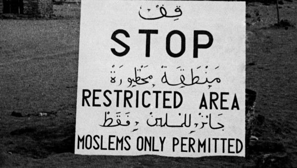 Akan tetapi, itu kebijakan pemerintah Saudi. Sementara terkait hukum syariah apakah nonmuslim haram masuk Kota Madinah, perlu melihat dari sejarah Nabi Muhammad SAW. Di masa Rasulullah SAW, Nabi pernah menerima utusan dari Bani Tsaqif. Bani Tsaqif itu adanya di Thaif, datang mereka ke Madinah dan mereka bukan orang Islam tapi diterima oleh Rasulullah di dalam Masjid Nabawi. Nah, bukan hanya masuk Kota Madinah tapi mereka masuk ke dalam Masjid Nabawi, kata Ustaz Ahmad dalam kajian berjudul Apakah Benar Madinah Adalah Kota Suci Anti non-Muslim? di kanal Youtube Rumah Fiqih. Foto ini diambil pada 1953. Akan tetapi, itu kebijakan pemerintah Saudi. Sementara terkait hukum syariah apakah nonmuslim haram masuk Kota Madinah, perlu melihat dari sejarah Nabi Muhammad SAW. Di masa Rasulullah SAW, Nabi pernah menerima utusan dari Bani Tsaqif. Bani Tsaqif itu adanya di Thaif, datang mereka ke Madinah dan mereka bukan orang Islam tapi diterima oleh Rasulullah di dalam Masjid Nabawi. Nah, bukan hanya masuk Kota Madinah tapi mereka masuk ke dalam Masjid Nabawi, kata Ustaz Ahmad dalam kajian berjudul Apakah Benar Madinah Adalah Kota Suci Anti non-Muslim? di kanal Youtube Rumah Fiqih. Foto ini diambil pada 1953.