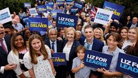Liz truss di tengah para pendukungnya sebelum debat kandidat. Dalam peran ini ia berusaha memecahkan masalah pelik Protokol Irlandia Utara, dengan menghapus bagian-bagian dari kesepakatan UE-Inggris pasca-Brexit, sebuah langkah yang dikritik keras oleh UE. (Carlos Jasso/Getty Images)