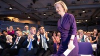 Menteri Luar Negeri Inggris, Liz Truss, berjalan menuju panggung untuk menyampaikan pidatonya sebagai Perdana Menteri Inggris Terpilih di London, Inggris, Senin (5/9/2022). (Stefan Rousseau/Getty Images)  