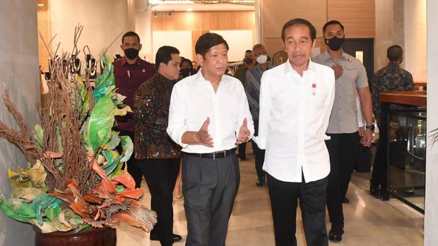 Presiden Joko Widodo mengajak Presiden Ferdinand Romualdez Marcos Jr. dan Ibu Louise Araneta Marcos mengunjungi Gedung Sarinah, Jakarta, pada Senin malam, 5 September 2022, untuk menunjukkan produk-produk asli Indonesia. (Foto: Rusman - Biro Pers Sekretariat Presiden)