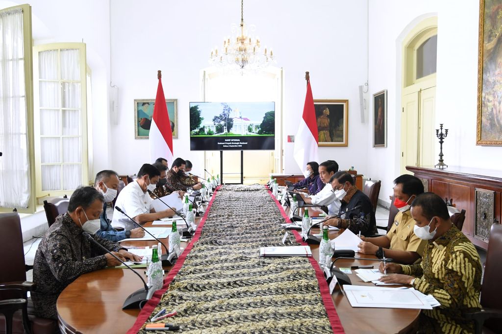 Presiden Joko Widodo menggelar rapat terbatas terkait Evaluasi Proyek Strategis Nasional (PSN) dengan sejumlah Menteri Kabinet Kerja di Istana Kepresidenan Bogor, Jawa Barat, pada Selasa, 6 September 2022. (Foto: Lukas - Biro Pers Sekretariat Presiden)