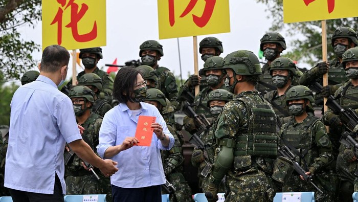 Taiwans President Tsai Ing-wen visits the military base in Hualien, Taiwan September 6, 2022. Taiwan Presidential Office/Handout via REUTERS