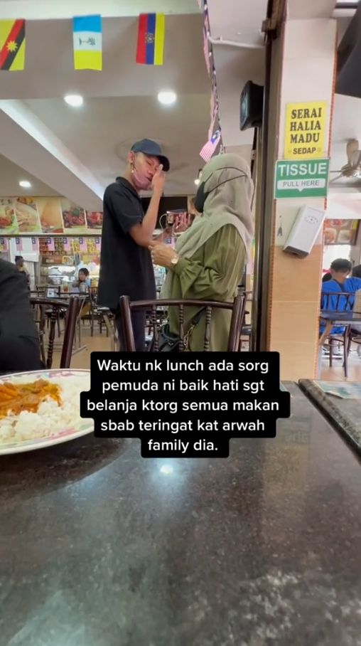 Pria traktir makan karena teringat keluarganya yang meninggal
