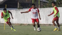 Para pemain PSM diasah dalam memainkan permainan cepat menghadapi Persebaya. Foto: Dok. PSM Makassar/Agung Dewantara