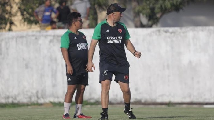 PSM Makassar menggelar latihan jelang lawan Persebaya Surabaya di Stadion Kalegowa