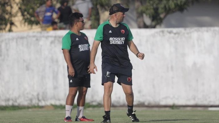 PSM Makassar latihan persiapan jelang lawan Persebaya Surabaya PSM Makassar menggelar latihan jelang lawan Persebaya Surabaya di Stadion Kalegowa