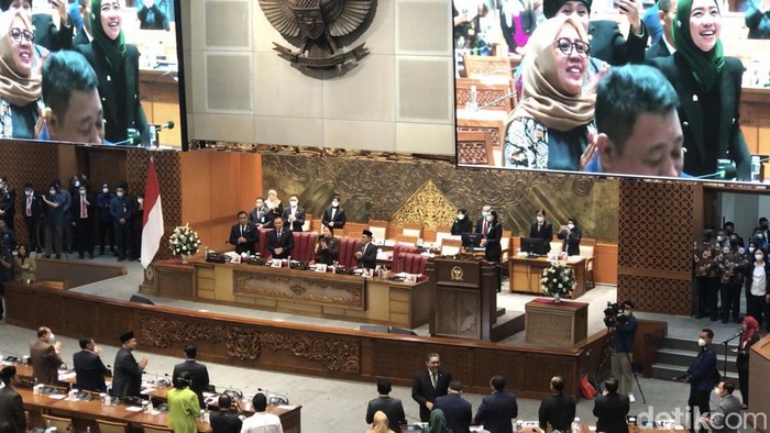 Puan Maharani dinyanyikan lagu ulang tahun di rapat paripurna DPR (Firda/detikcom).