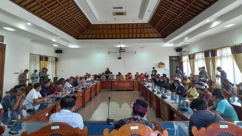 Puluhan nasabah datangi Gedung DPRD Buleleng, pada Selasa (6/9/2022).