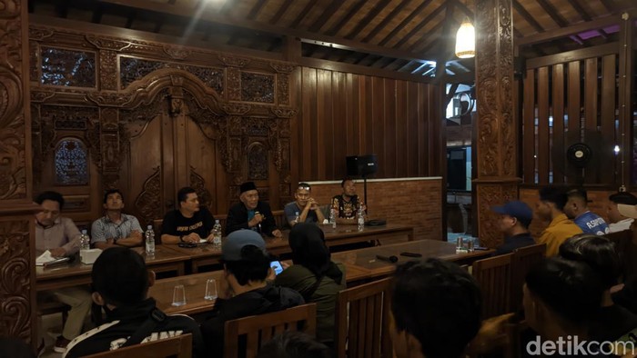 Puluhan suporter PSD, Bodemania audiensi dengan manajerial PSD, Senin (6/9/2022) malam.
