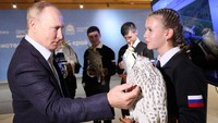 Putin berbincang dengan salah seorang anggota pusat penangkaran elang Kamchatka.