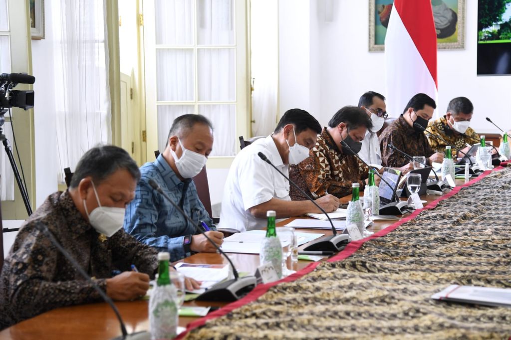 Rapat terbatas terkait Evaluasi Proyek Strategis Nasional (PSN) dengan sejumlah Menteri Kabinet Kerja di Istana Kepresidenan Bogor, Jawa Barat, pada Selasa, 6 September 2022. (Foto: Lukas - Biro Pers Sekretariat Presiden)