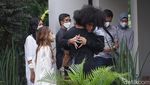 Sejumlah Artis Datangi Rumah Duka Reza Gunawan