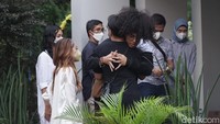 Mereka terlihat memberi dukungan buat keluarga Reza Gunawan. (Foto: Palevi/detikcom)