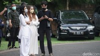 Suasana di depan rumah duka saat para artis menunggu untuk masuk. (Foto: Palevi/detikcom)