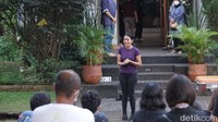 Dee Lestari menyambut pelayat yang datang ke rumah duka hari ini. (Foto: Palevi/detikcom)