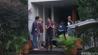 Sederet artis tampak hadir menyambangi rumah keluarga Dee Lestari dan Reza Gunawan. (Foto: Palevi/detikcom)