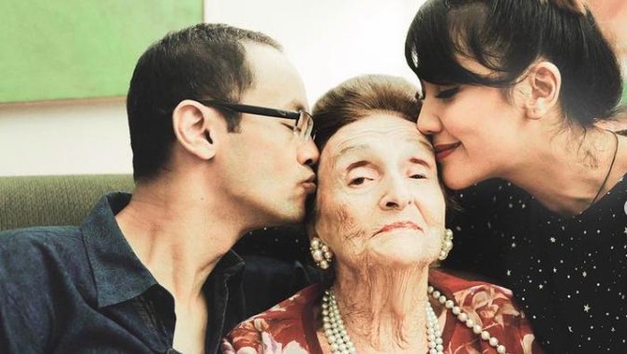 Reza Gunawan bersama sang oma dan juga Sharena Delon.