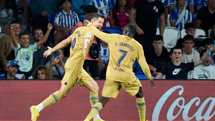 SAN SEBASTIAN, SPAIN - AUGUST 21: Robert Lewandowski of FC Barcelona celebrates with Ousmane Dembele after scoring their sides third goal  during the LaLiga Santander match between Real Sociedad and FC Barcelona at Reale Arena on August 21, 2022 in San Sebastian, Spain. (Photo by Juan Manuel Serrano Arce/Getty Images)