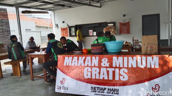 Rumah Makan Cak Nuv jajakan makanan dan minuman gratis bagi warga yang membutuhkan