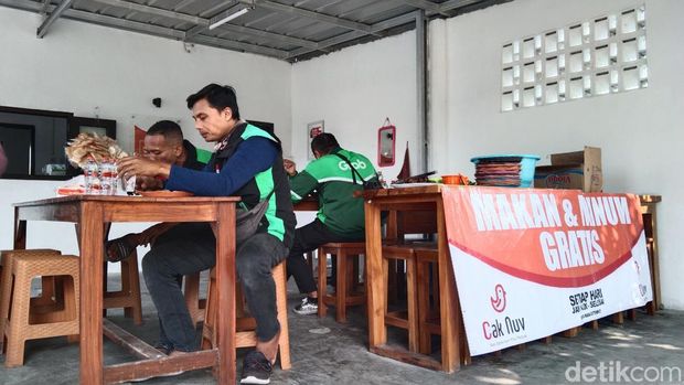 Rumah Makan Cak Nuv jajakan makanan dan minuman gratis bagi warga yang membutuhkan
