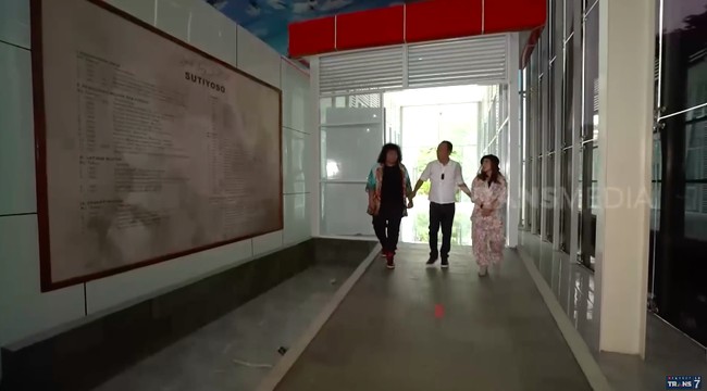 Terdapat pula sebuah museum yang pintu masuknya berbentuk halte TransJakarta. Sutiyoso adalah pencetus sistem transportasi umum tersebut untuk Jakarta. (Foto: YouTube/Trans7 Official)