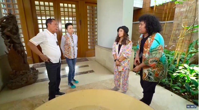 Muncul di program Sobat Misqueen, pria 77 tahun itu bercerita bahwa rumah tersebut mulai dibangun pada 1996. Pembangunan selesai 2002, tapi tahun itu saya terpilih lagi jadi gubernur. Jadi rumah sempat nganggur. Baru pada 2007 ditempati, ungkapnya. (Foto: YouTube/Trans7 Official)