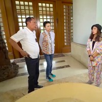 Muncul di program Sobat Misqueen, pria 77 tahun itu bercerita bahwa rumah tersebut mulai dibangun pada 1996. Pembangunan selesai 2002, tapi tahun itu saya terpilih lagi jadi gubernur. Jadi rumah sempat nganggur. Baru pada 2007 ditempati, ungkapnya. (Foto: YouTube/Trans7 Official)