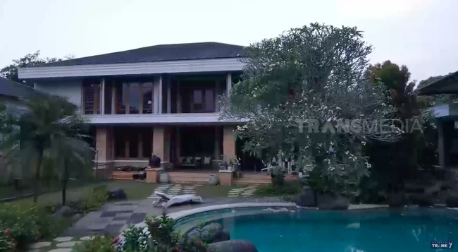 Walau terlihat megah, rumah utama ternyata hanya memiliki tiga kamar tidur. Jendela sengaja dibuat besar untuk sirkulasi udara yang lebih baik. (Foto: YouTube/Trans7 Official)