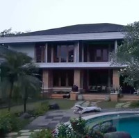 Walau terlihat megah, rumah utama ternyata hanya memiliki tiga kamar tidur. Jendela sengaja dibuat besar untuk sirkulasi udara yang lebih baik. (Foto: YouTube/Trans7 Official)